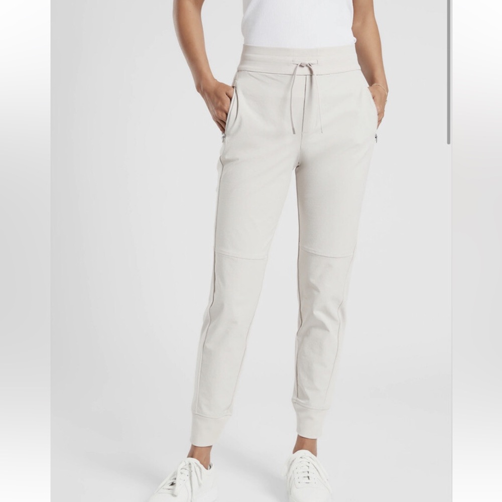 Athleta Headlands Hybrid Trek Woman’s Jogger Pants in Color Abalone Gray